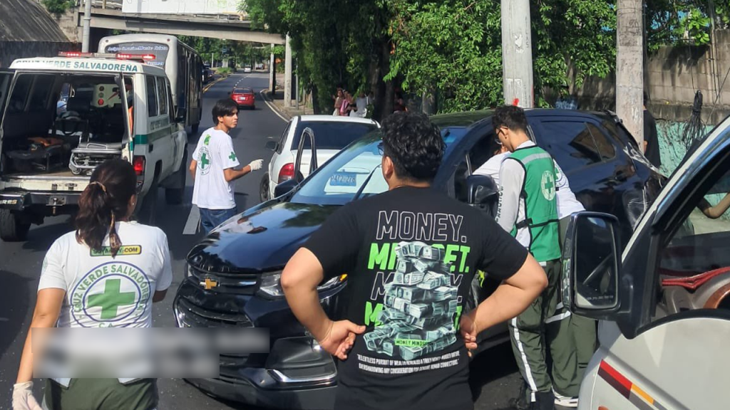 Tres lesionados deja aparatoso accidente sobre bulevar Venezuela