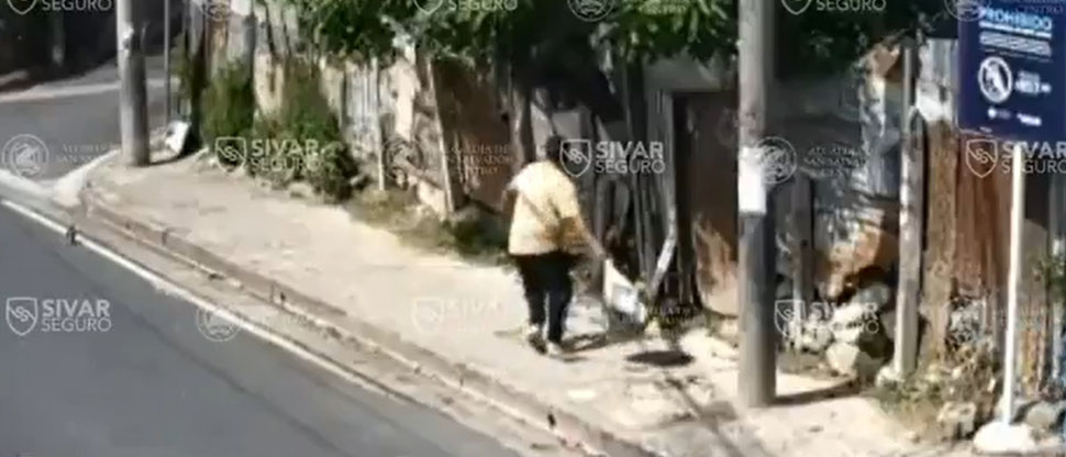 Ciudadano huye al escuchar llamado de atención por arrojar basura en la calle
