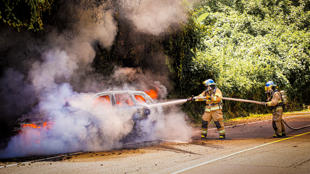 Vehículo queda convertido en chatarra tras ser consumido por un incendio