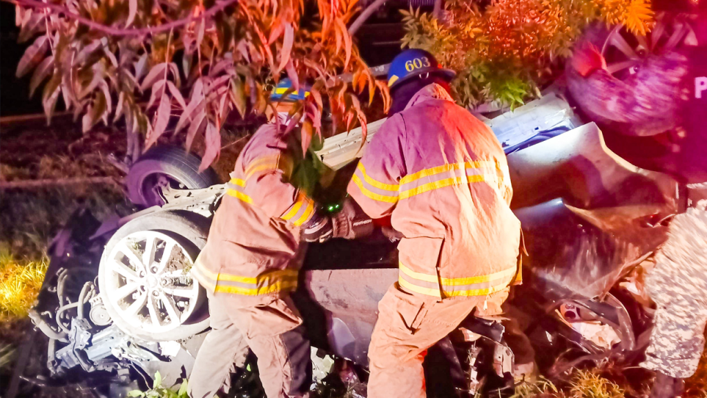 Rescatan con vida a dos personas que quedaron atrapadas tras fuerte accidente en la Panamericana