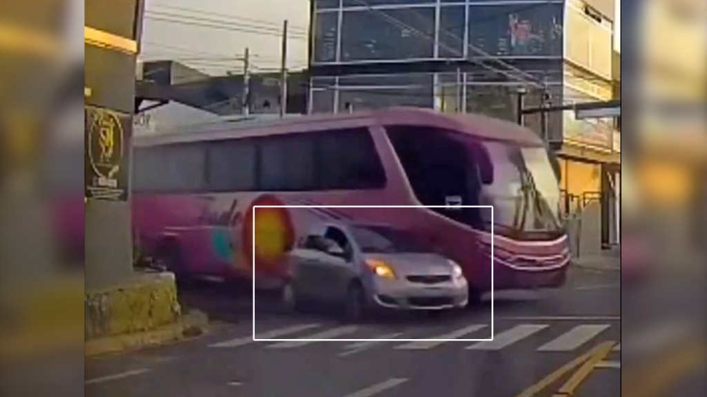 Conductor particular se le atraviesa a un bus y provoca accidente en Santa Ana
