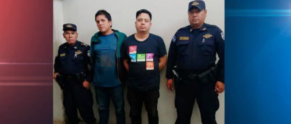 PNC captura a dos sujetos por haber hurtado un vehículo en Ahuachapán