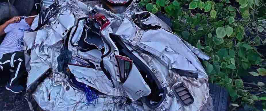 Automóvil queda aplastado tras accidentarse con 2 vehículos de carga