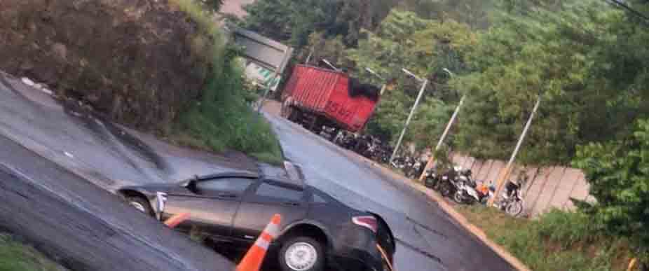 Conductor termina encunetado cerca del cementerio Los Cipreses