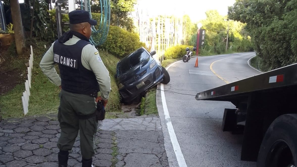 Conductor pierde el control y cae en una cuneta sobre calle al Boquerón