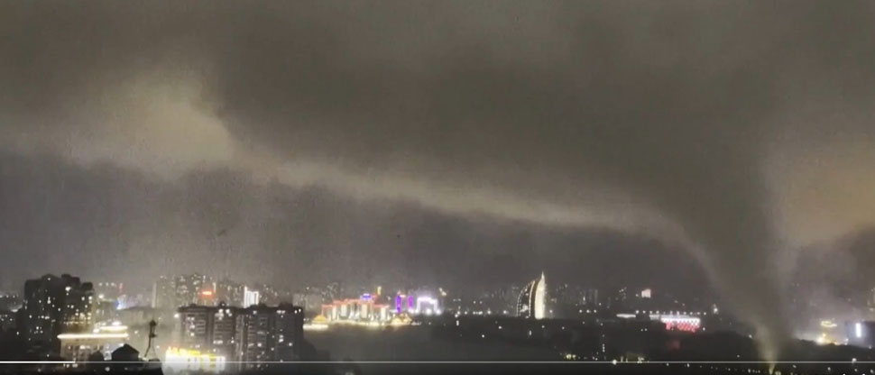 China: tornado mortal arrastra a hombre fuera de su apartamento en el piso 12 de un edificio