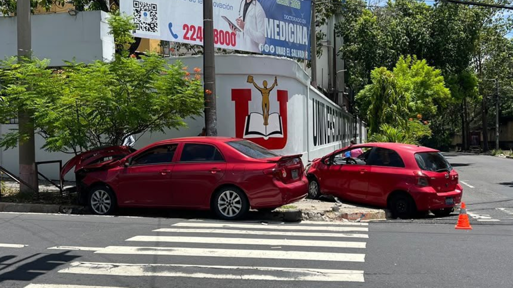 Irrespeto a luz roja del semáforo provoca accidente en San Salvador