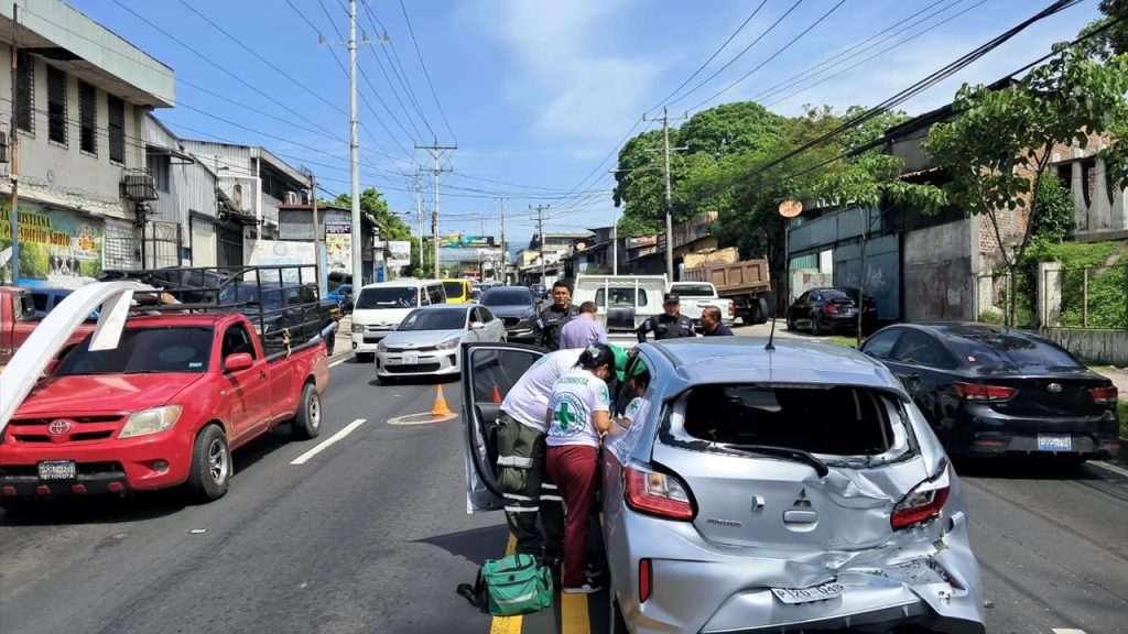 Atienden a conductora que resultó lesionada tras accidente en Bulevar Venezuela