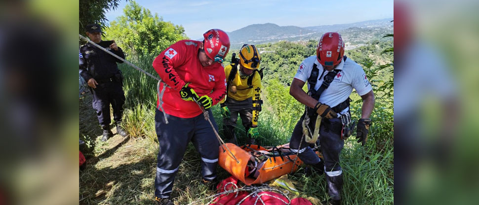 Rescatan a hombre que cayó a un barranco de 200 metros en Alta Vista