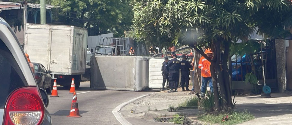 Socorristas atienden una persona lesionada en la Troncal del Norte