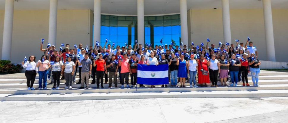 Contingente de 75 salvadoreños viajan a Alaska con visas de trabajo