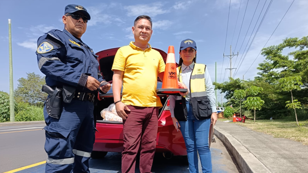 Intervienen a conductores durante dispositivo vial sobre el periférico Claudia Lars