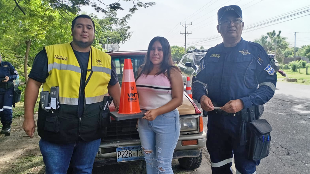 Entregan elementos de seguridad vial a conductores que circulan sobre carretera Litoral
