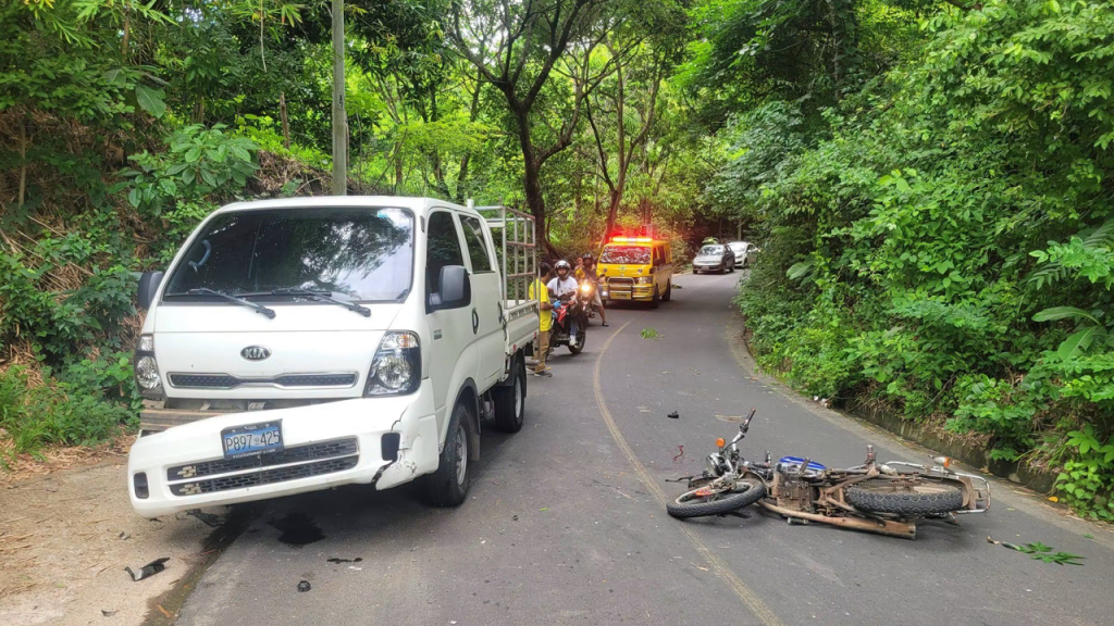 Dos lesionados deja aparatoso accidente en La Paz Oeste