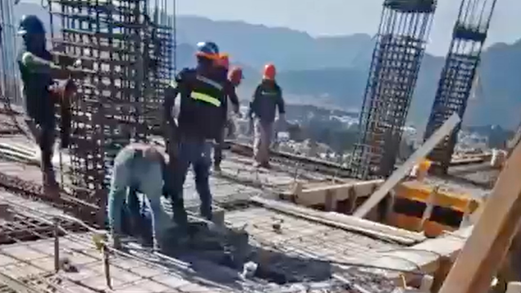 Terror en las alturas, el momento cuando terremoto sorprende a trabajadores de un edificio en construcción