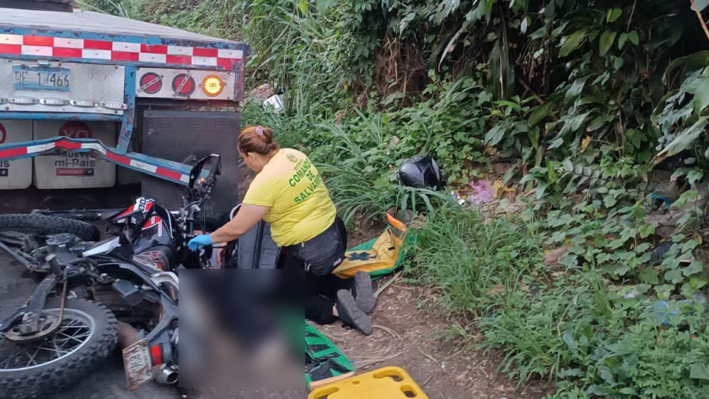 Motociclista resulta gravemente lesionado tras impactar contra una rastra