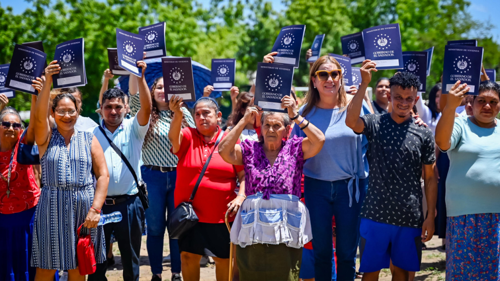 Familias de Yayantique en La Unión reciben escrituras de sus viviendas