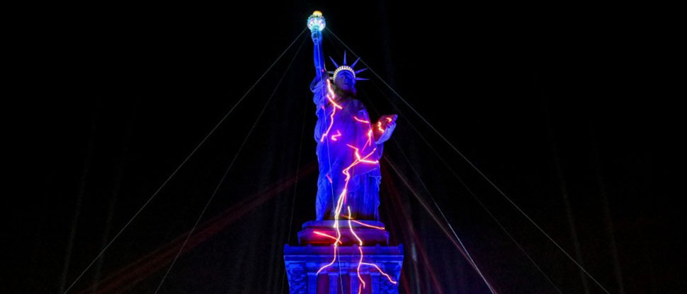 Estatua de La Libertad brilla para celebrar la independencia de los Estados Unidos