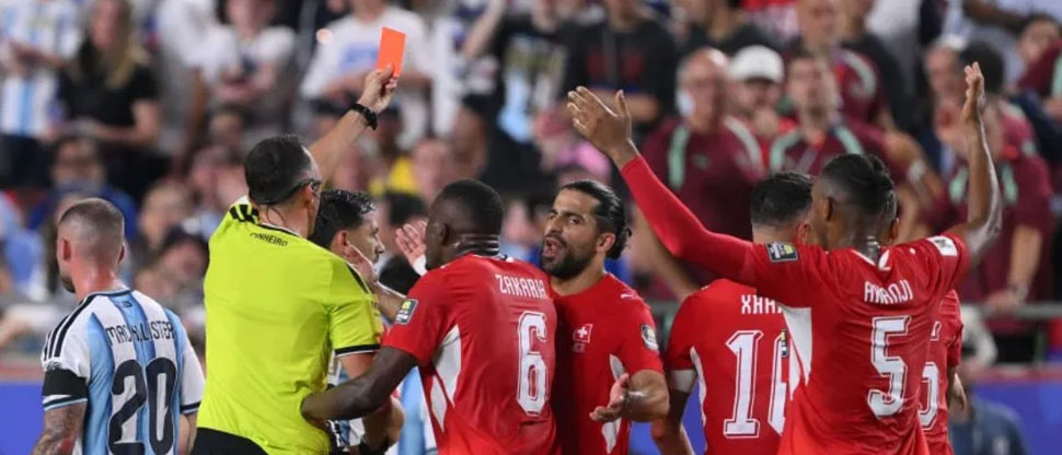 Escándalo mundial tras darse a conocer que expulsión de Embolo fue un grave error arbitral