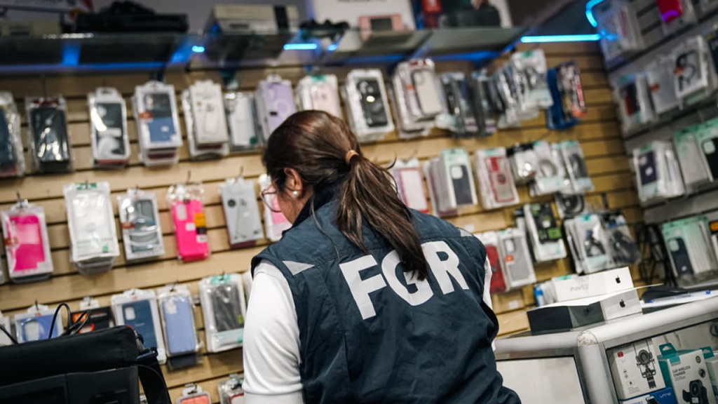 Ejecutan registros en comercios vinculados a red de contrabando de teléfonos