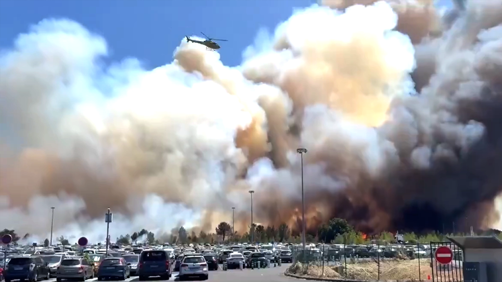 Dos bomberos pierden la vida tras fuerte incendio en el aeropuerto de Burdeos, Francia