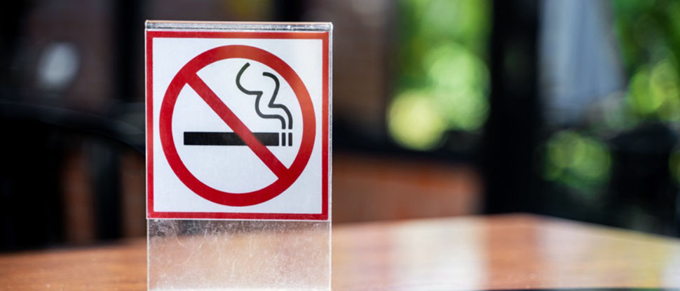 España: gobierno prohibirá fumar en playas y terrazas de los bares
