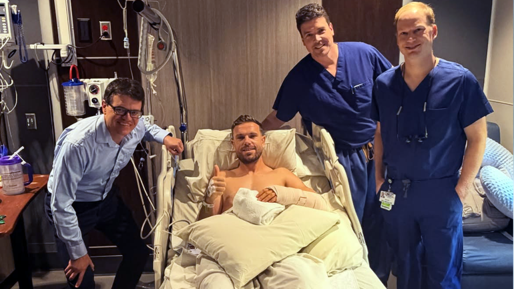 Jordan Henderson reaparece tras ser operado con éxito de su antebrazo