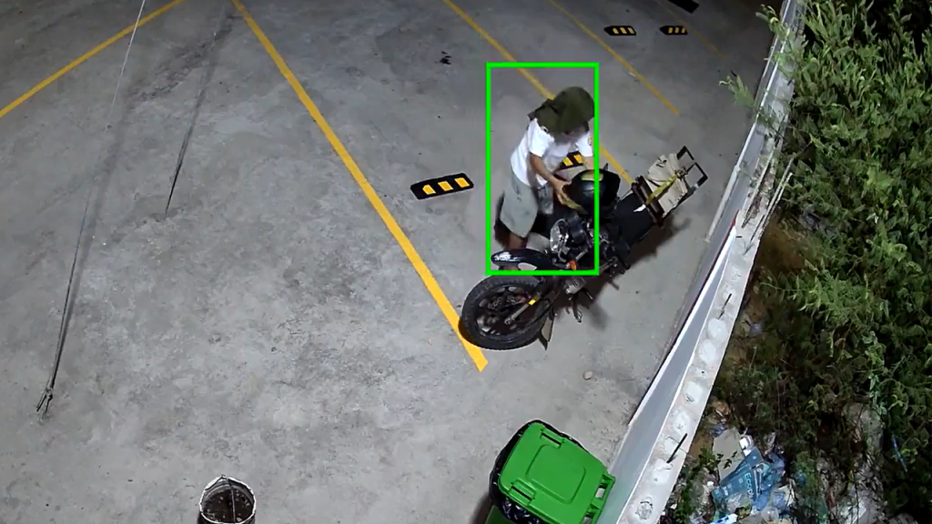 El momento exacto cuando sujeto hurta un casco de motociclistas en un negocio de La Unión