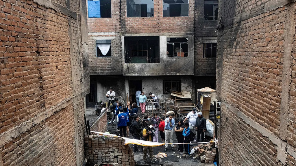 Perú: varios fallecidos, entre ellos menores de edad, deja voraz incendio en un barrio de Lima