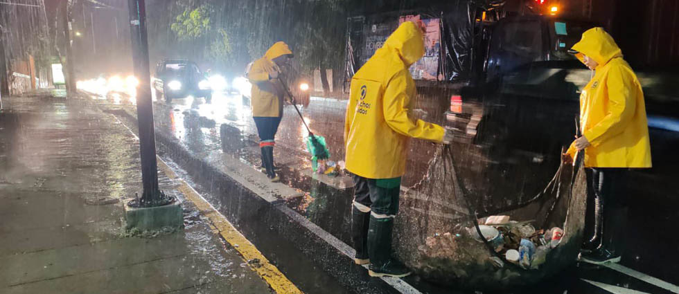 Limpian alcantarillas y drenajes en plena lluvia en San Salvador debido a la acumulación de basura