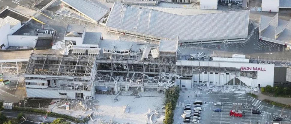 Temen atrapados y muertos: La plaza comercial que explotó tras el terremoto en Japón