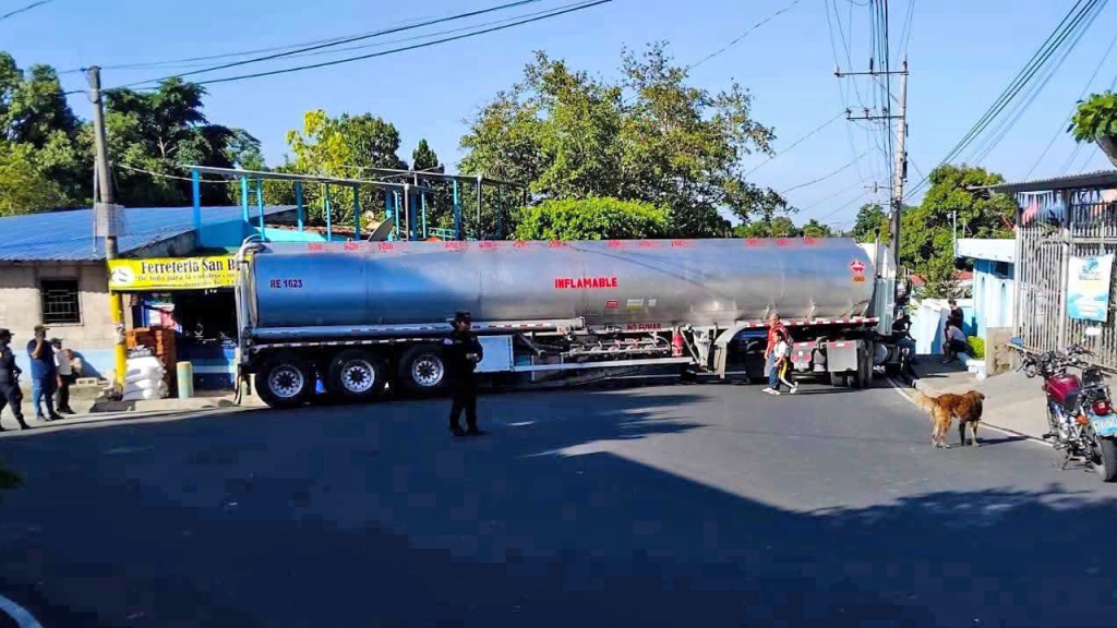 Pipa bloquea el paso vehicular tras percance vial en Cuscatlán