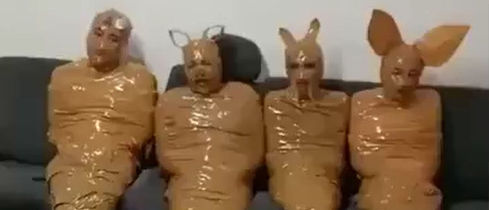 Indonesia: cuatro hombres fueron sorprendidos robando y los ataron con cinta adhesiva