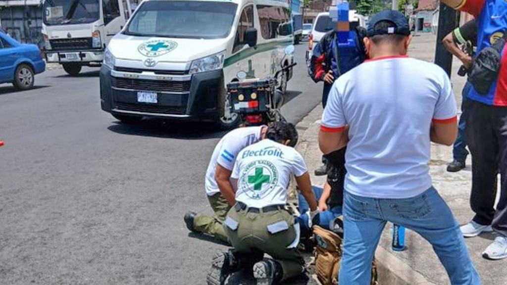 Mujer motociclista resulta lesionada tras accidente en San Salvador