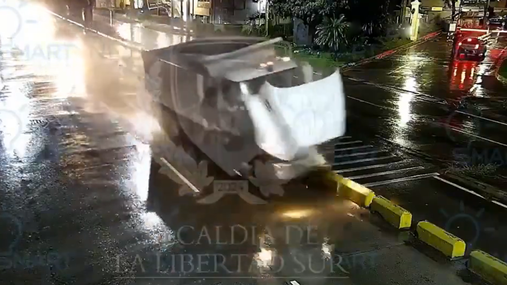 Conductor de volqueta se distrae y se accidenta sobre el Bulevar Sur en Santa Tecla