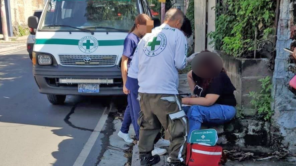 Mujer resulta con múltiples lesiones tras caer de un bus en movimiento