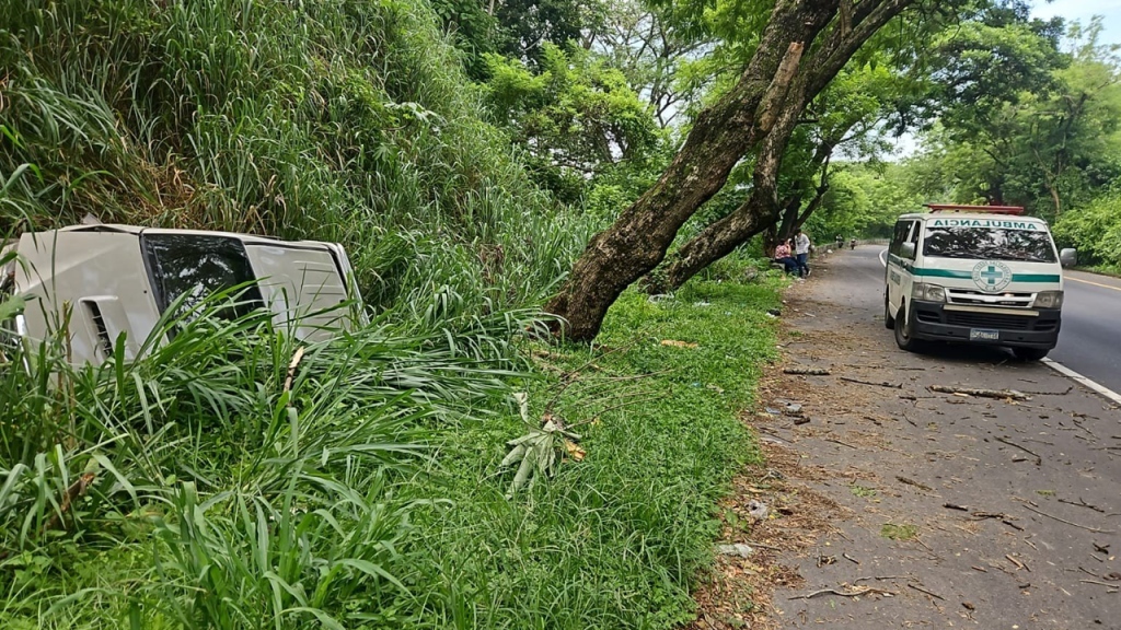 Tres lesionados entre ellos dos menores tras accidente en carretera a Santa Ana