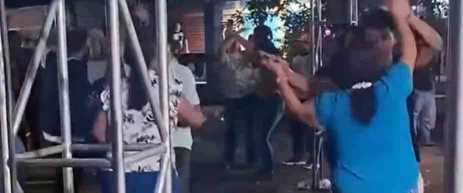 Viralizan a mamás que bailan con sus hijos hard house