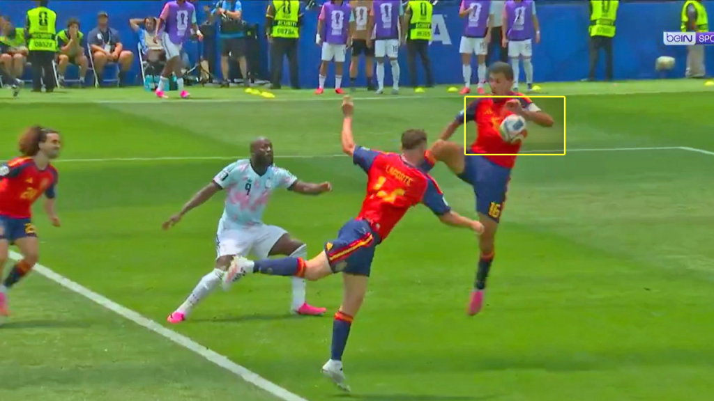 ¿Por qué no fue penalti la mano de Rodri en el partido de España contra Bélgica?