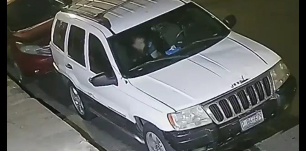 Denuncian a sujeto que hurta las pertenencias de un vehículo estacionado en Colonia La Rábida