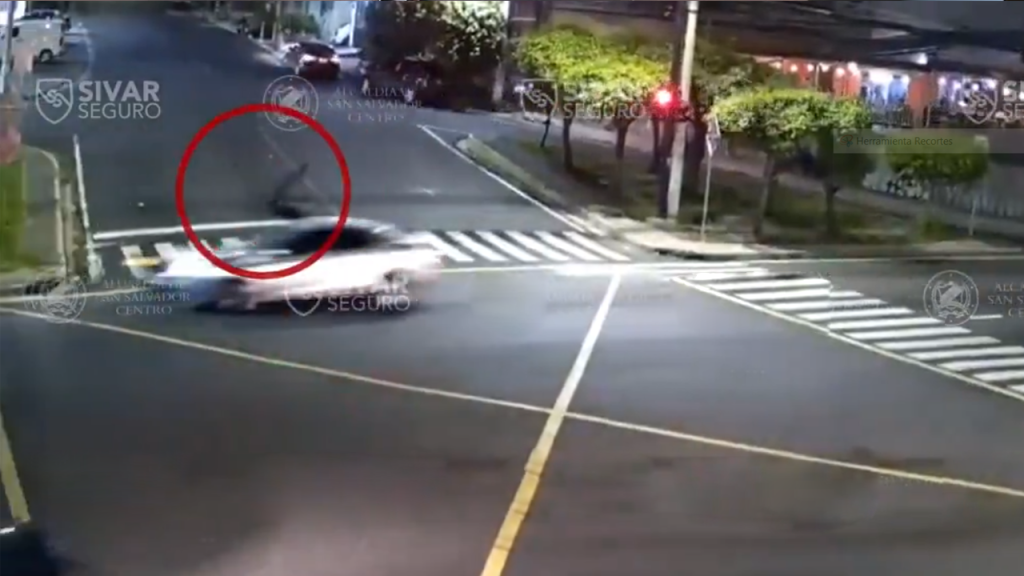 Sívar Seguro: momento exacto del accidente de esta madrugada en bulevar Constitución
