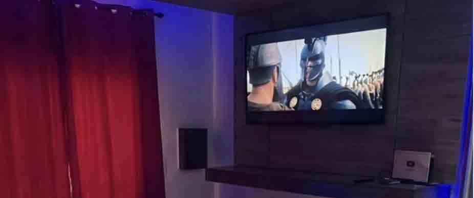 Jovencita se enoja con su pareja porque ella quería ir al cine y la llevaron al motel