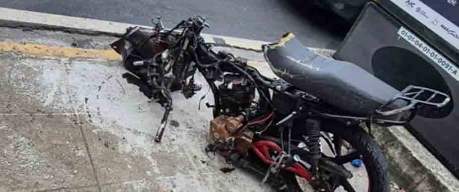 Así termina la motocicleta accidentada en el bulevar Venezuela