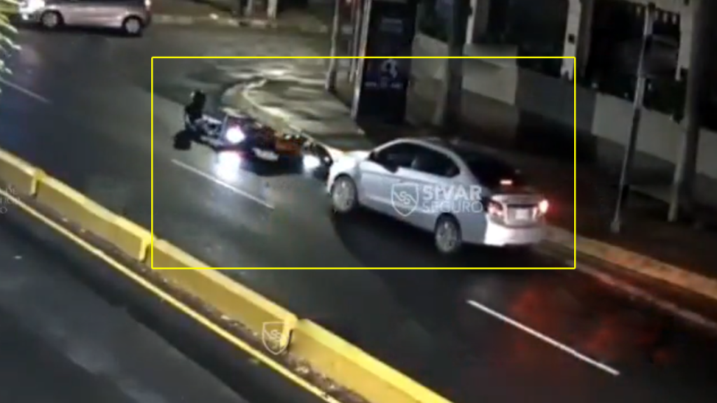 Conductor arroya a motociclista y luego huye en San Salvador