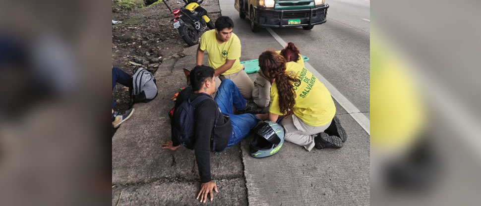 Choque entre motociclistas deja a uno con fractura en una de sus piernas