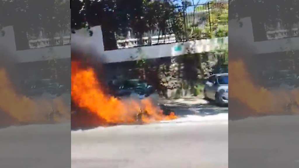 Moto se prende en llamas en plena calle en San Salvador