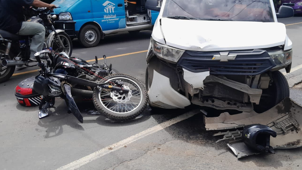 Atienden a motociclista que resultó lesionado tras ser embestido por un vehículo