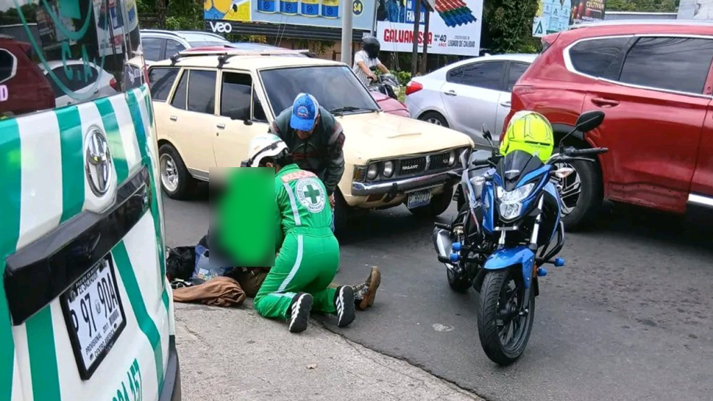 Atienden a mujer biker que fue impactada por un vehículo en Santa Ana