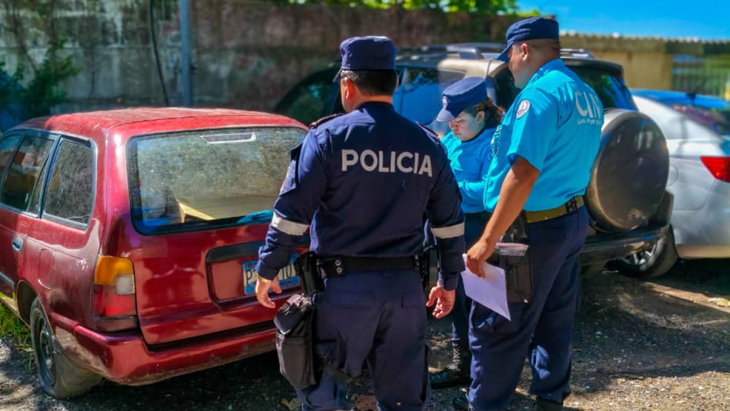 Notifican a dueños de vehículos abandonados en la vía pública en San Salvador