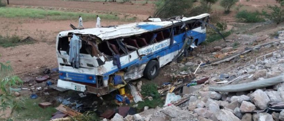 Al menos 40 muertos fue el saldo de la caída de un autobús por un barranco en Pakistán